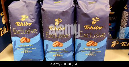 Tchibo est une marque allemande renommée qui offre une large gamme de produits de café de haute qualité, des grains et du café moulu aux capsules et au café instantané Banque D'Images