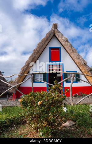 Chalet traditionnel Santana au toit de chaume à Madère avec toit en paille abrupt Banque D'Images