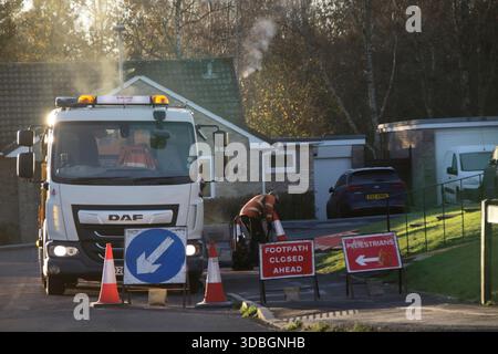 Fuite d'eau à Chard Somerset Angleterre Royaume-Uni novembre hiver 2025 Tarmac surface supérieure du sentier pédestre. Banque D'Images