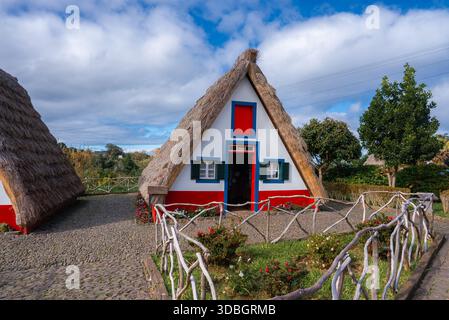 Santana Un chalet de cadre à Madère avec toit de chaume et jardin Banque D'Images