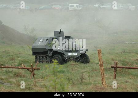Un véhicule blindé de transport de troupes allemand avançant à travers le champ pendant la seconde Guerre mondiale reconstitution de l'opération Barbarossa, Sanok, Pologne. Banque D'Images