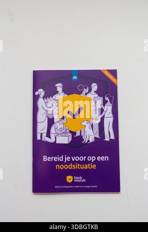 La Haye, pays-Bas - 16 décembre 2025 : livret d'urgence en cas de catastrophe manuel de survie Banque D'Images