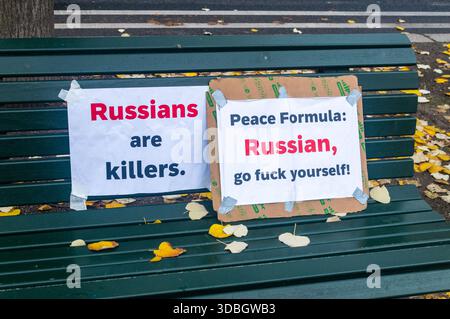 Berlin, Allemagne - 2 novembre 2025 : bannières anti-guerre entre la Russie et l'Ukraine près de l'ambassade de Russie à Berlin. Banque D'Images