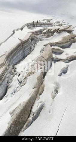 Fissures dans l'un des glaciers du massif du Mont Blanc, Chamonix, France Banque D'Images