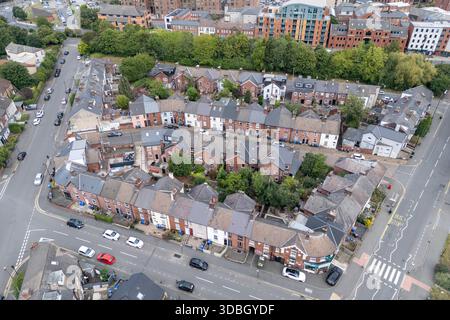 Vue aérienne d'une partie résidentielle de Highfield (S2) regardant vers le bas sur des maisons mitoyennes, Sheffield, Yorkshire, Royaume-Uni. Banque D'Images