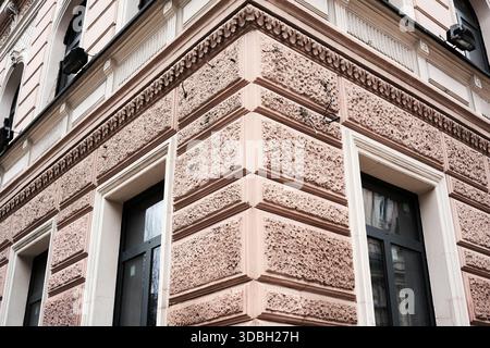 Le mur texturé complexe met en valeur la beauté architecturale au cœur de la ville. Shevchenko Boulevard. Kiev, Ukraine. 16 décembre 2025. Banque D'Images