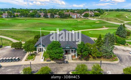 Vue aérienne du Golf Club of Illinois à Algonquin Illinois avec fairways bien entretenus, greens, bunkers, clubhouse et chemins de voiturettes pittoresques. Banque D'Images