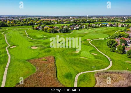 Vue aérienne du Golf Club of Illinois à Algonquin Illinois avec fairways bien entretenus, greens, bunkers, clubhouse et chemins de voiturettes pittoresques. Banque D'Images