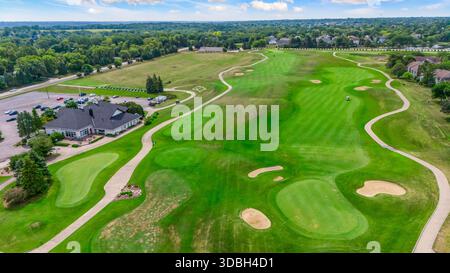 Vue aérienne du Golf Club of Illinois à Algonquin Illinois avec fairways bien entretenus, greens, bunkers, clubhouse et chemins de voiturettes pittoresques. Banque D'Images