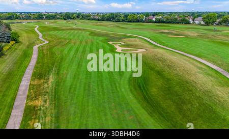 Vue aérienne du Golf Club of Illinois à Algonquin Illinois avec fairways bien entretenus, greens, bunkers, clubhouse et chemins de voiturettes pittoresques. Banque D'Images