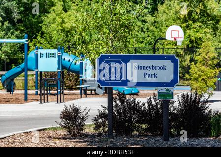 Vue aérienne du parc Stoneybrook, dans l'Illinois Algonquin, avec terrains de jeux, courts de tennis et de pickleball, pavillon, sentiers pédestres et espaces verts. Banque D'Images