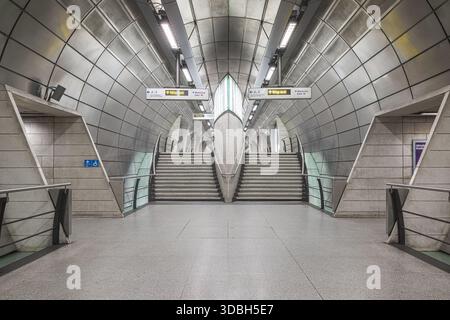 Londres, Royaume-Uni - 13 septembre 2025 - hall intermédiaire à la station de métro Southwark Banque D'Images