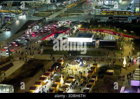 Marché de Noël à Varsovie vu d'en haut la nuit. Banque D'Images