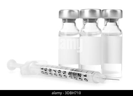 Vaccin en flacons et seringue isolés sur blanc Banque D'Images