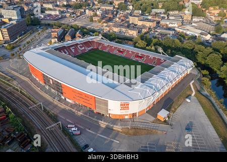 Vue aérienne du New York Stadium, actuellement connu sous le nom de AESSEAL New York Stadium, domicile du Rotherham United Football Club, South Yorkshire, Royaume-Uni. Banque D'Images