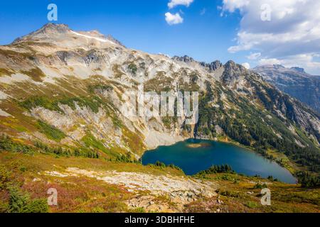 Vue aérienne panoramique à couper le souffle du lac Doubtful depuis Sahale Arm sur le sentier Cascade Pass dans le parc national North Cascades. Banque D'Images
