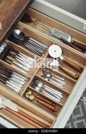 Organisateur en bambou avec couverts dans le tiroir de la cuisine, vue au-dessus. Rangement des ustensiles de cuisine. Banque D'Images