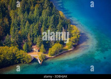 Une vue panoramique imprenable capture le lac Crescent immaculé qui s'étend en dessous, vu du sommet du populaire sentier Mount Storm King à Olym Banque D'Images