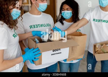 Jeunes volontaires sort des dons de nourriture pour ceux qui sont dans le besoin au Charity Center Banque D'Images