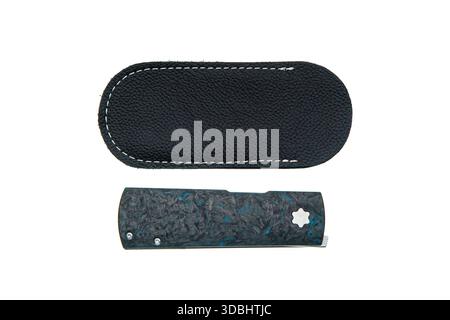 Un couteau pliant fermé avec un manche bleu marbré et son étui en cuir noir, séparé, sur blanc. Banque D'Images