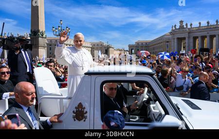 Le Pape Léon XIV salue les fidèles sur la place Saint-Pierre après la messe de canonisation de Carlo Acutis et Pier Giorgio Frassati. Banque D'Images