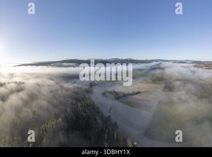 Vue aérienne du brouillard au-dessus des champs et de la forêt, St.Veit, Berndorf, basse-Autriche, Autriche Banque D'Images
