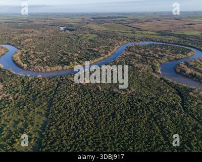 Plan aérien large montrant les méandres sinueux spectaculaires de la rivière Santa Lucía qui coule à travers une large bande de forêt riveraine dense et indigène. Le Banque D'Images