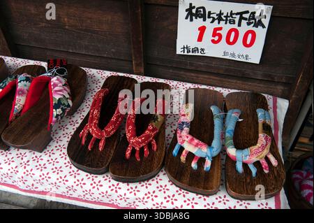 Sandales japonaises traditionnelles en bois geta pour hommes et femmes à plusieurs orteils (cinq orteils) au design moderne en vente dans une boutique de chaussures uniques au Japon. Banque D'Images