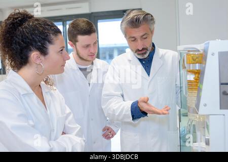 Les étudiants en biologie assisteront à la formation avec le microbiologiste Banque D'Images