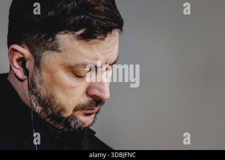 Volodymyr Zelenskyy, président de l'Ukraine, photographié lors d'une conférence de presse conjointe avec le chancelier fédéral (absent de la photo) à Berlin, le 15 décembre 2025. Le président ukrainien se rend à Berlin pour discuter de l'état des négociations de paix Banque D'Images