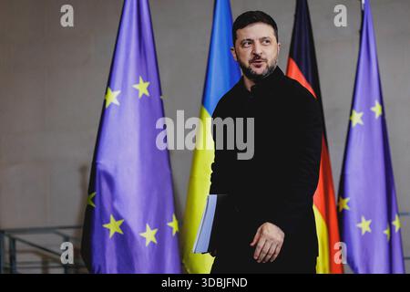 Volodymyr Zelenskyy, président de l'Ukraine, photographié lors d'une conférence de presse conjointe avec le chancelier fédéral (absent de la photo) à Berlin, le 15 décembre 2025. Le président ukrainien se rend à Berlin pour discuter de l'état des négociations de paix Banque D'Images
