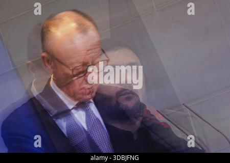 (G-d) Friedrich Merz (CDU), chancelier fédéral, et Volodymyr Zelenskyy, président de l'Ukraine, photographiés lors d'une conférence de presse conjointe à Berlin, le 15 décembre 2025. Le président ukrainien se rend à Berlin pour discuter du statut du nego de paix Banque D'Images
