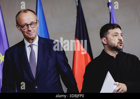 (G-d) Friedrich Merz (CDU), chancelier fédéral, et Volodymyr Zelenskyy, président de l'Ukraine, photographiés lors d'une conférence de presse conjointe à Berlin, le 15 décembre 2025. Le président ukrainien se rend à Berlin pour discuter du statut des négociations de paix Banque D'Images