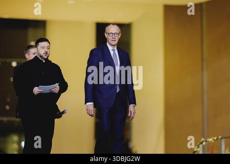 (G-d) Friedrich Merz (CDU), chancelier fédéral, et Volodymyr Zelenskyy, président de l'Ukraine, photographiés lors d'une conférence de presse conjointe à Berlin, le 15 décembre 2025. Le président ukrainien se rend à Berlin pour discuter du statut du nego de paix Banque D'Images