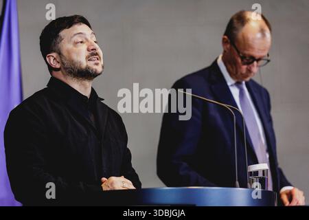 (D-G) Friedrich Merz (CDU), chancelier fédéral, et Volodymyr Zelenskyy, président de l'Ukraine, photographiés lors d'une conférence de presse conjointe à Berlin, le 15 décembre 2025. Le président ukrainien se rend à Berlin pour discuter du statut du nego de paix Banque D'Images