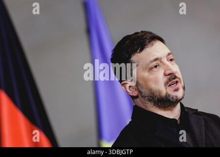 Volodymyr Zelenskyy, président de l'Ukraine, photographié lors d'une conférence de presse conjointe avec le chancelier fédéral (pas sur la photo) à Berlin, le 15.12.2025. Le président ukrainien se rend à Berlin pour discuter de l'état des négociations de paix i. Banque D'Images