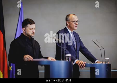 (D-G) Friedrich Merz (CDU), chancelier fédéral, et Volodymyr Zelenskyy, président de l'Ukraine, photographiés lors d'une conférence de presse conjointe à Berlin, le 15 décembre 2025. Le président ukrainien se rend à Berlin pour discuter du statut du nego de paix Banque D'Images
