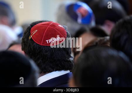 Washington, DC, États-Unis. 16 décembre 2025. Invités lors d'une réception Hanukkah avec le président américain Donald Trump dans la salle est de la Maison Blanche à Washington, DC, États-Unis, le 16 décembre 2025. Crédit : Yuri Gripas/Pool via CNP/dpa/Alamy Live News Banque D'Images