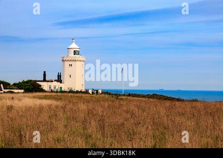 Le phare imposant et historique sur le promontoire de South Foreland donne sur la Manche près de Douvres, Kent, Angleterre, Royaume-Uni Banque D'Images