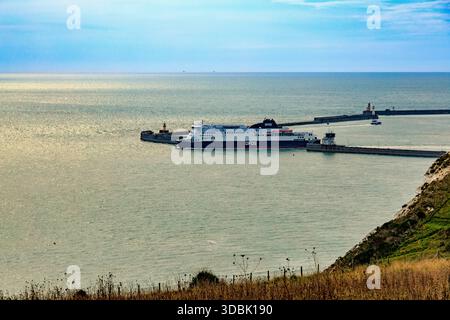 Un ferry DFDS transmanche « Côte des Dunes » quitte le port de Douvres à destination de la France, du Kent, de l'Angleterre et du Royaume-Uni Banque D'Images