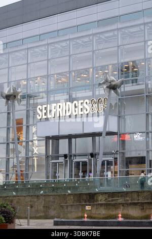 Manchester, royaume-uni, 19 janvier 2025 Selfridges Storefront avec façade en verre et design moderne, scène extérieure Urban Retail Banque D'Images