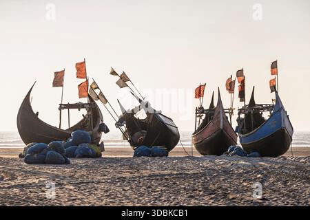 Vue sur le paysage marin avant le coucher du soleil des bateaux de pêche traditionnels en bois connus sous le nom de bateaux de lune sur la plage, Cox's Bazar, Bangladesh Banque D'Images