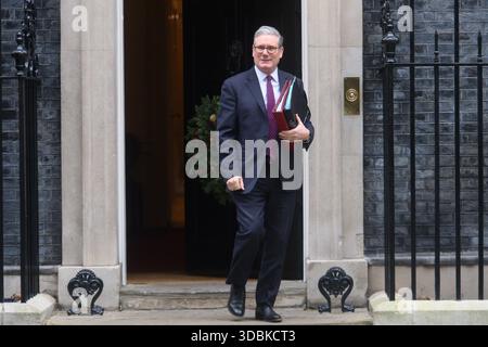 Londres, Royaume-Uni. 17 décembre 2025. Le premier ministre britannique Sir Keir Starmer quitte Downing Street pour les PMQ. Crédit : Justin Ng/Alamy Live News. Banque D'Images