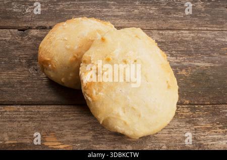 Rouleaux de levain faits à la main sur une surface en bois sombre Banque D'Images