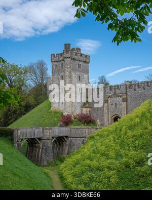 Vue le long des douves en face de l'entrée du château d'Arundel, montrant certaines des anciennes défenses, Arundel, Sussex, Angleterre, Grande-Bretagne, ROYAUME-UNI Banque D'Images