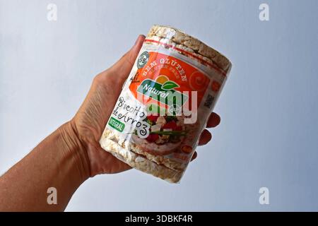 RIO DE JANEIRO, BRÉSIL - 28 novembre 2025 : main tenant un paquet de gâteaux de riz ronds Banque D'Images