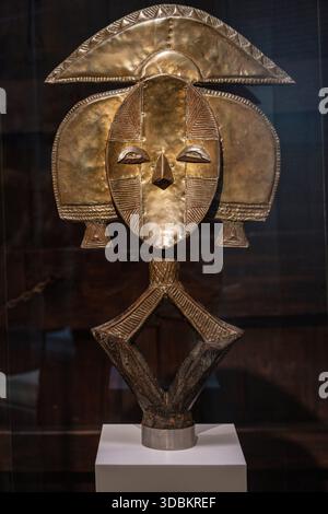 Mbulu ngulu Relyquary figure pour le culte des ancêtres, Kota, Obamba-Mindaşa, région supérieure de l'Ogooué, Gabon, XIXe siècle, bois sculpté et métal applica Banque D'Images