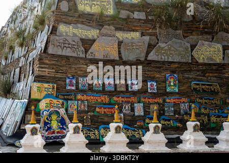 Pile de pierres de Mani du couvent des religieuses d'Anigongma, village de Gerima, Tagong , préfecture autonome tibétaine de Garzê, Sichuan, Chine Banque D'Images