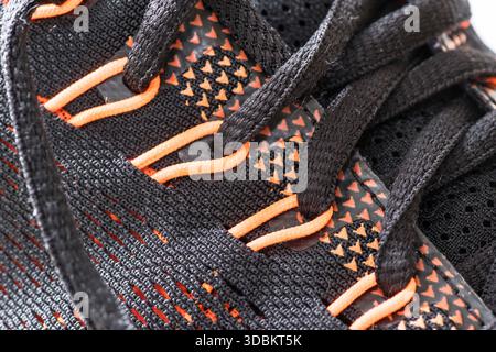 Photo macro d'une chaussure en tissu noir-orange Banque D'Images