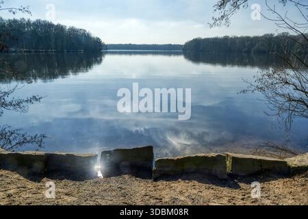 Plage à la Sechs-Seen-Platte à Duisburg le matin Banque D'Images